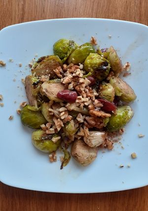 Foto principal de Coles de Bruselas con uvas y nueces