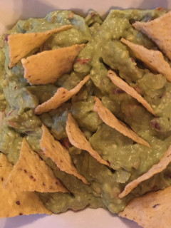 Una foto de Guacamole casero con totopos 🇲🇽