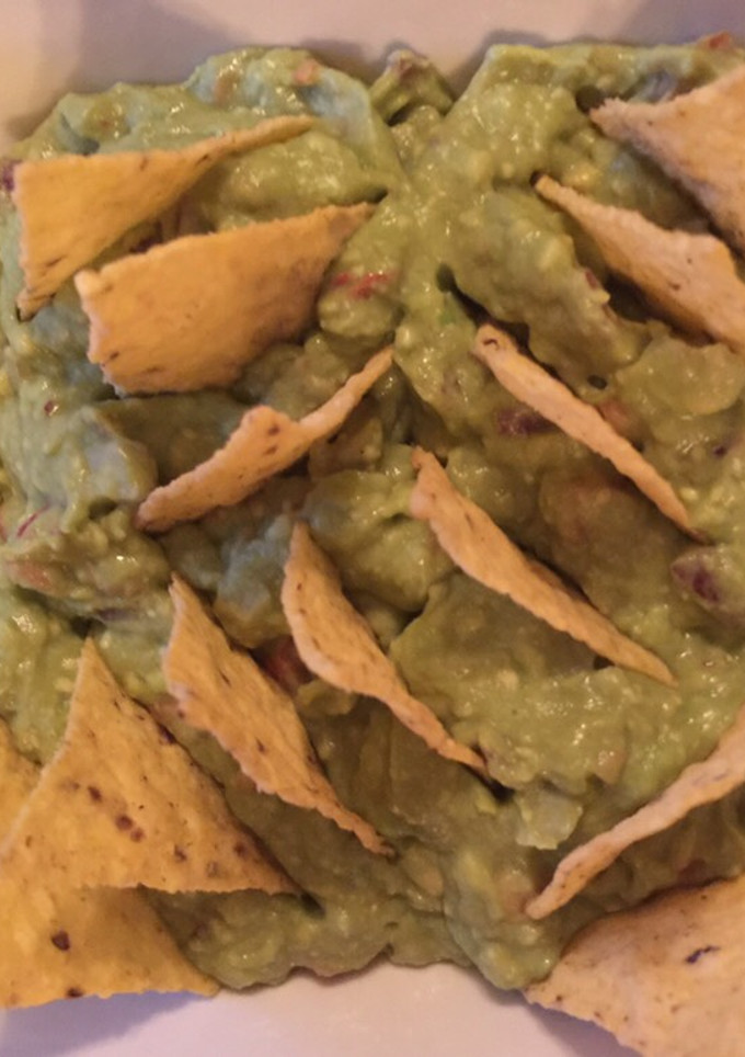 Una foto de Guacamole casero con totopos 🇲🇽
