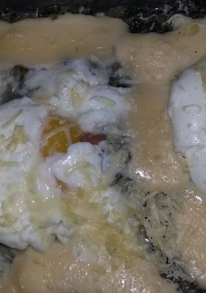 Una foto de Huevos en colchón de espinaca y acelga