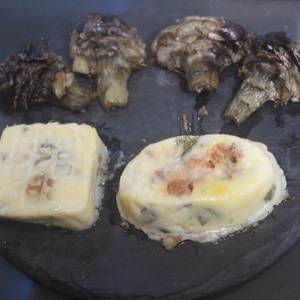 Puré de patatas relleno y alcachofas confitadas