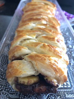 Una foto de Trenza de hojaldre rellena de nutella y plátano 🍌