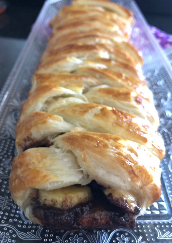Una foto de Trenza de hojaldre rellena de nutella y plátano 🍌