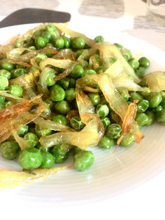 Una foto de Guisantes con cebolla caramelizada