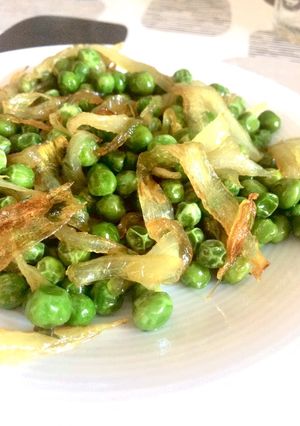 Una foto de Guisantes con cebolla caramelizada