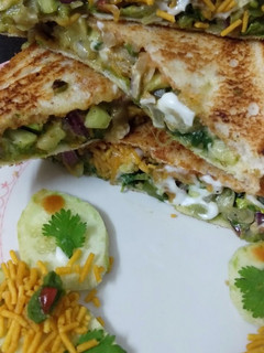 रॉ वेजिटेबल चीज़ मेयोनेज़ सैंडविच (raw vegetable cheese mayonnaise sandwich recipe in Hindi) रेसिपी मुख्य फोटो