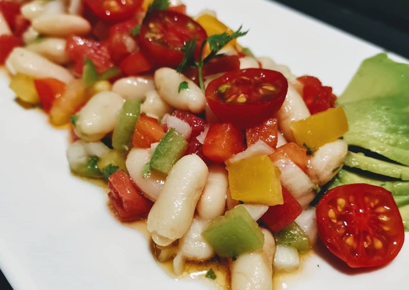 Ensalada de alubias y aguacate con vinagreta de cilantro