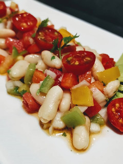 Una foto de Ensalada de alubias y aguacate con vinagreta de cilantro