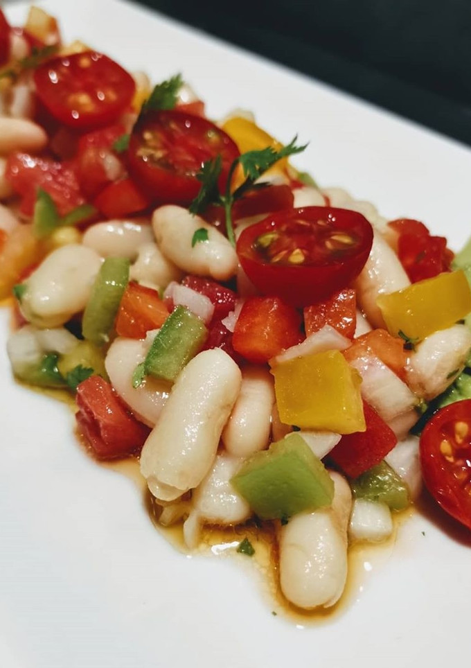 Una foto de Ensalada de alubias y aguacate con vinagreta de cilantro