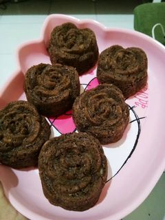 Foto resep Bolu Kukus Mawar Pisang Coklat (Eggless, no mixer)
