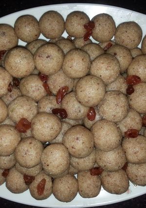 A picture of Coconut -nuts ladooo.