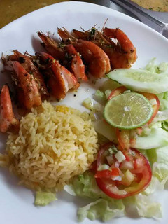 Una foto de Camarones al ajio