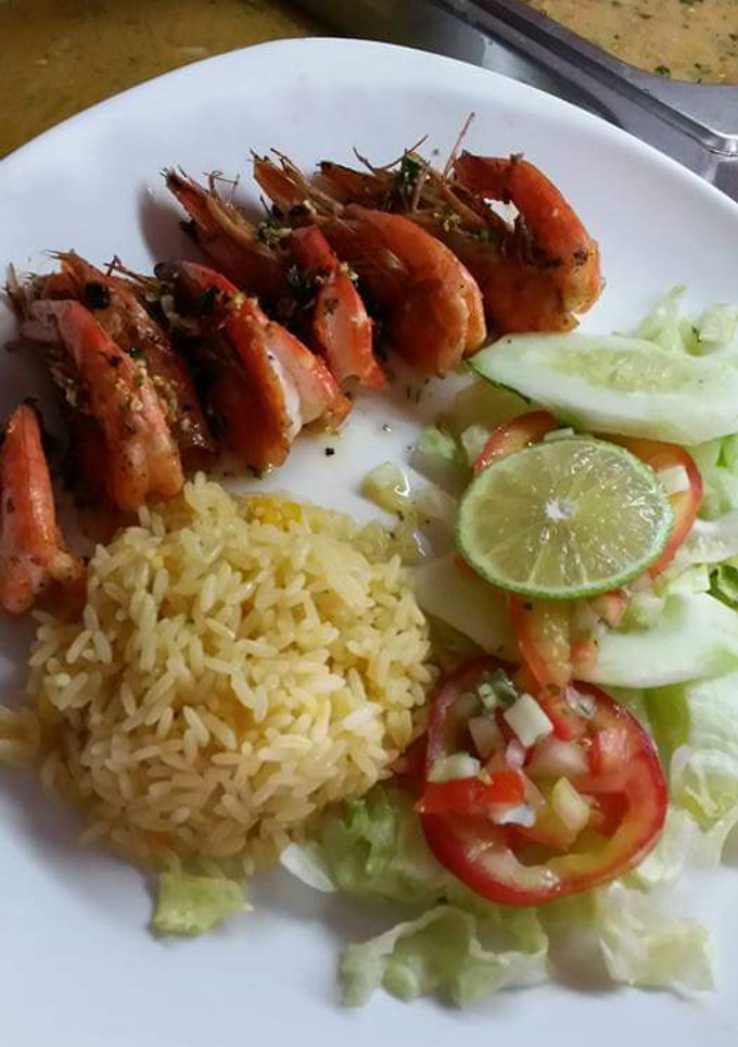 Una foto de Camarones al ajio