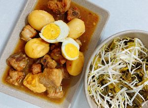 Hình của món Sườn non kho trứng.