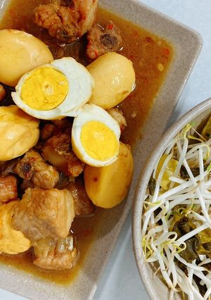Hình của món Sườn non kho trứng.