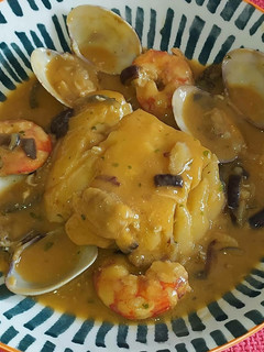 Una foto de Lomo de bacalao con gambones y almejas
