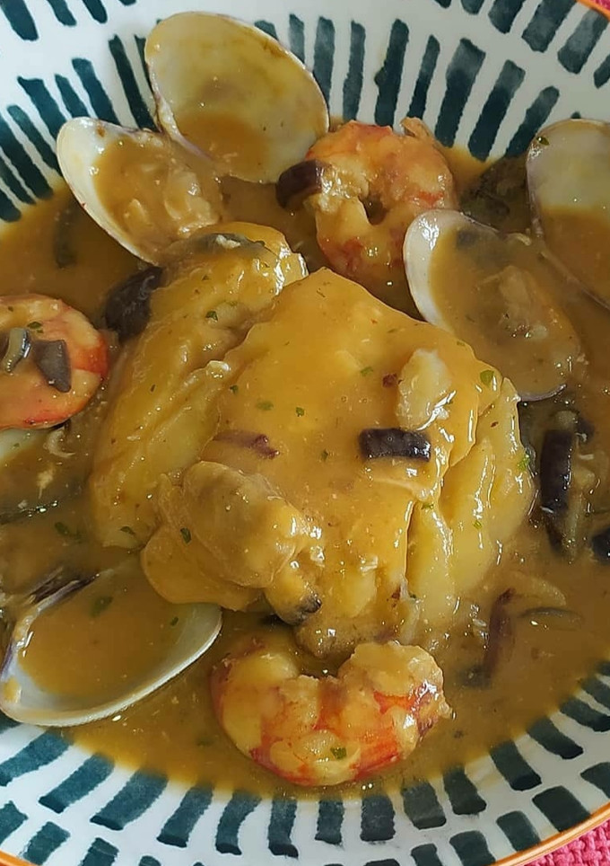 Una foto de Lomo de bacalao con gambones y almejas