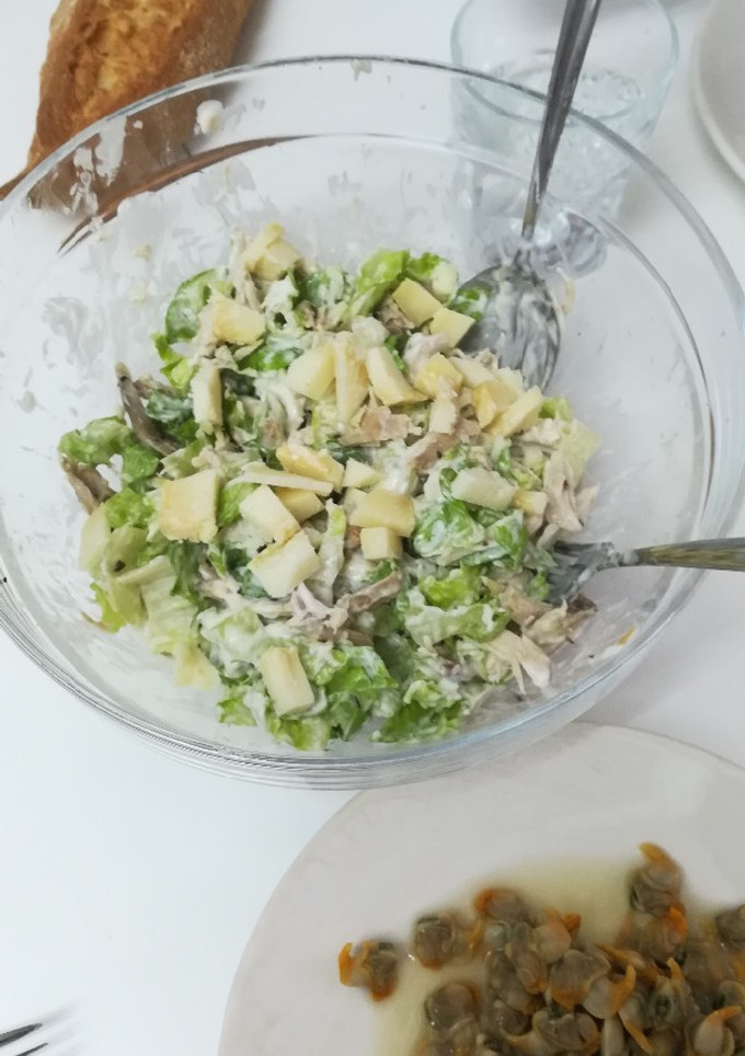 Una foto de Ensalada de pollo y queso