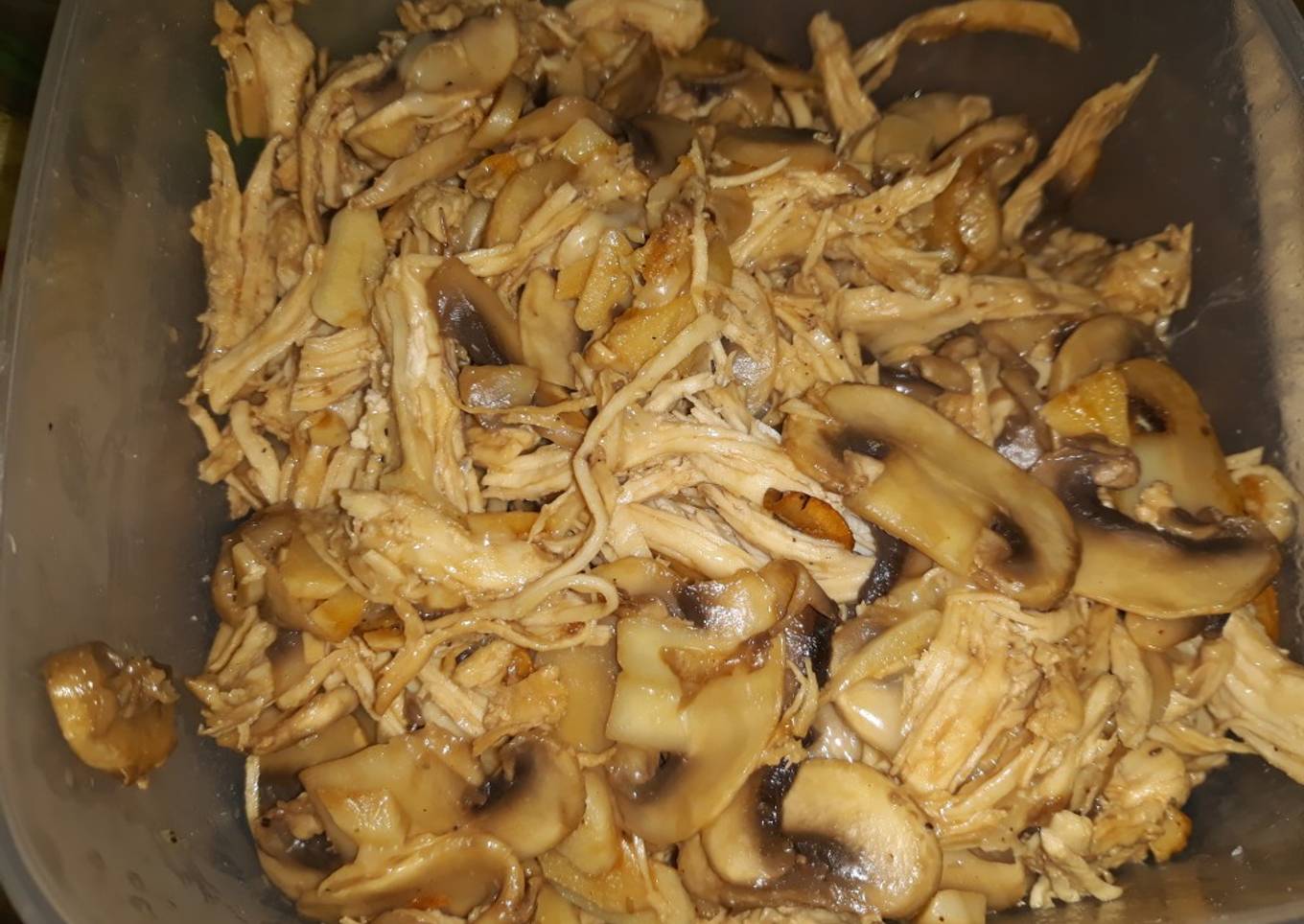 Champiñones con pollo hervido y queso