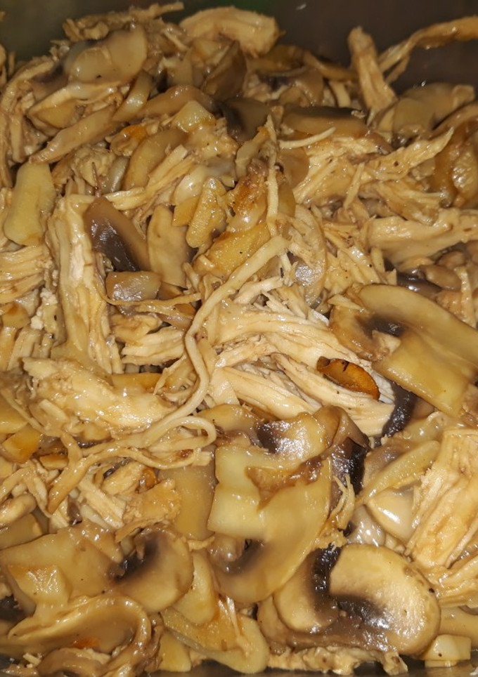 Una foto de Champiñones con pollo hervido y queso