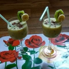 A picture of Kiwi banana summer cooler.