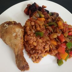 A picture of Beans and sweet pepper sauce accompanied by chicken and Dodo.
