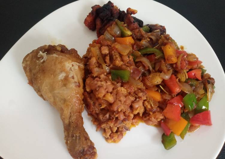 Beans and sweet pepper sauce accompanied by chicken and Dodo