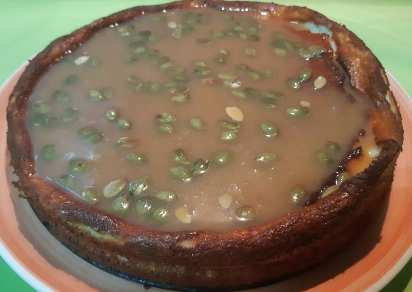 Tarta de queso y caramelo blando con pipas de calabaza