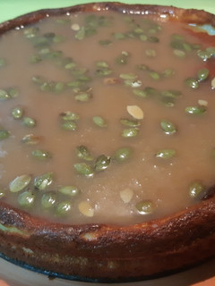 Una foto de Tarta de queso y caramelo blando con pipas de calabaza