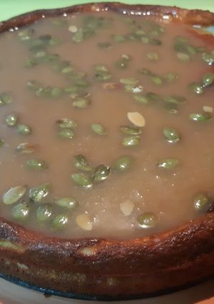Foto principal de Tarta de queso y caramelo blando con pipas de calabaza