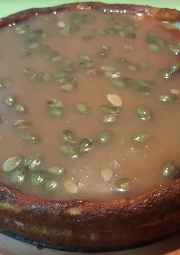 Una foto de Tarta de queso y caramelo blando con pipas de calabaza