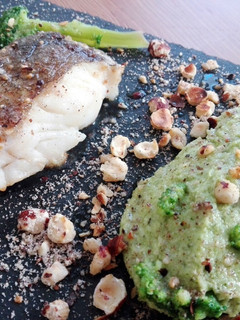 Una foto de Skrei con puré de brócoli y avellanas tostadas