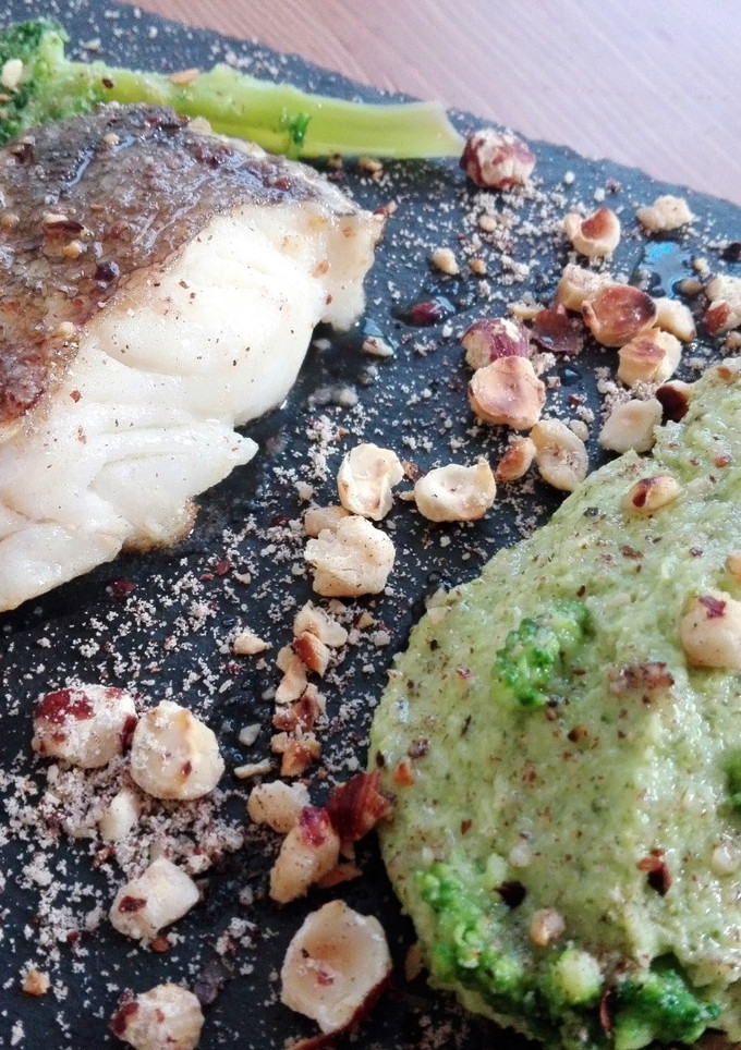 Una foto de Skrei con puré de brócoli y avellanas tostadas