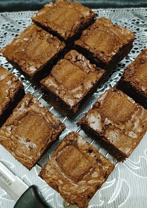 A picture of Candi Biscuit Brownie 🤎🤎.