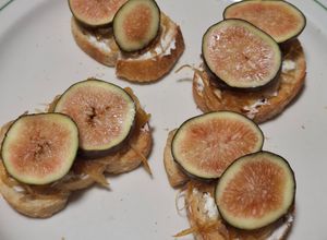 Una foto de Pan con queso de cabra, cebolla caramelizada e higo fresco