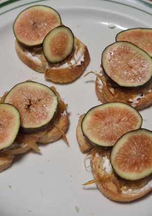 Una foto de Pan con queso de cabra, cebolla caramelizada e higo fresco