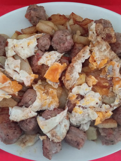 Una foto de Huevos rotos con chorizo criollo