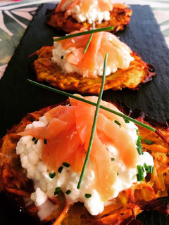 Una foto de Tostas de boniato con salmón marinado