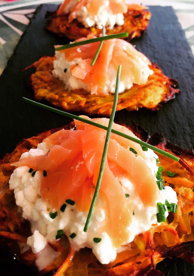 Una foto de Tostas de boniato con salmón marinado