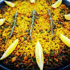 A picture of Paella Valenciana (Tradicional Valencian Paella).