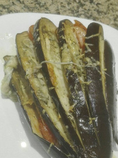 Una foto de Berenjenas rellenas de queso y tomate