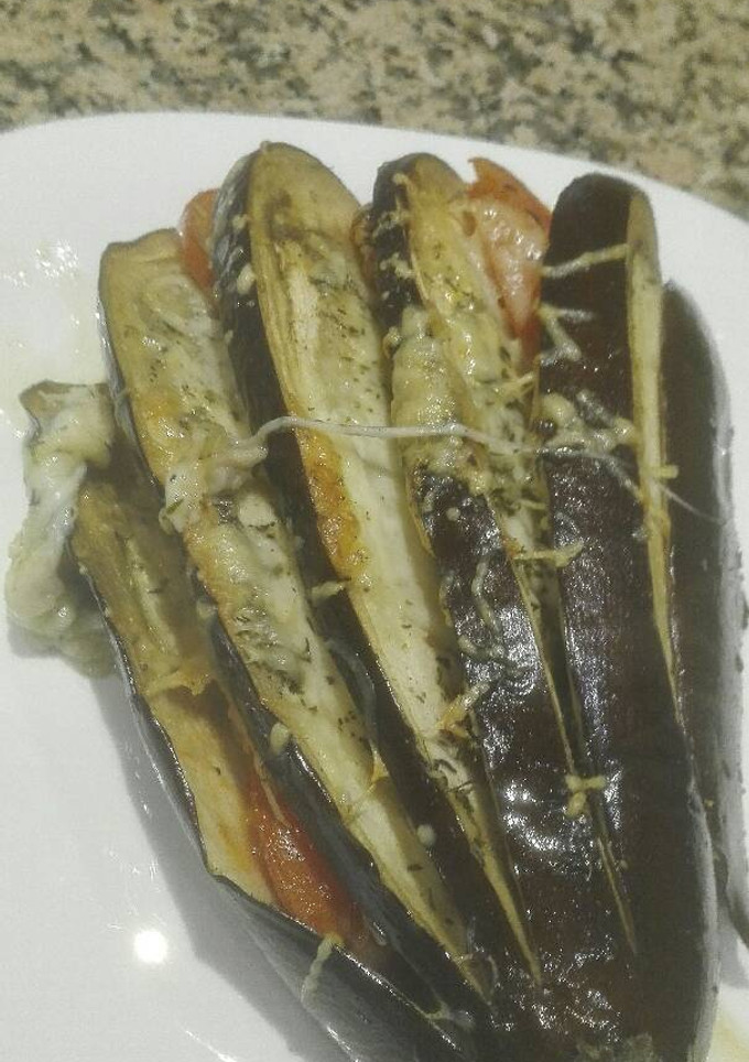 Una foto de Berenjenas rellenas de queso y tomate