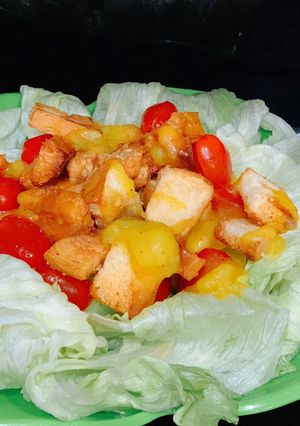 Hình của món Salad trộn bánh mì bơ đường sốt chanh leo.