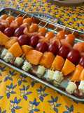 Minis brochettes apéro au saumon, melon, tomates et fromage