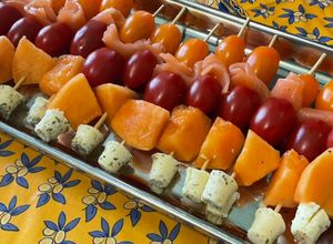 Une photo de Minis brochettes apéro au saumon, melon, tomates et fromage
