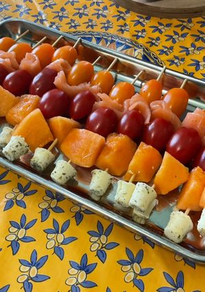 Une photo de Minis brochettes apéro au saumon, melon, tomates et fromage