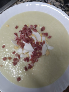 Una foto de Crema de puerros, taquitos de jamón y huevo duro