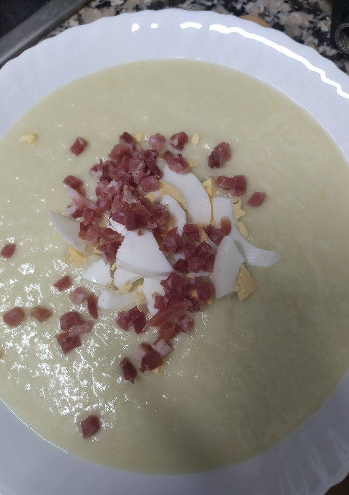 Una foto de Crema de puerros, taquitos de jamón y huevo duro