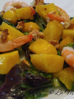 Una foto de Ensalada tropical de mango y piña