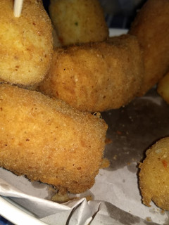 Una foto de Bombas de papas rellenas de salchichas